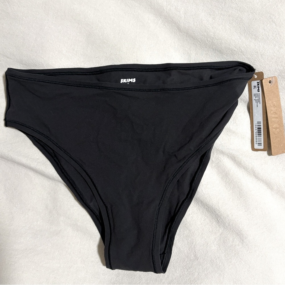 NWT SKIMS Black Onyx Fits Everybody Cheeky Brief Underwear Bottoms Size Medium